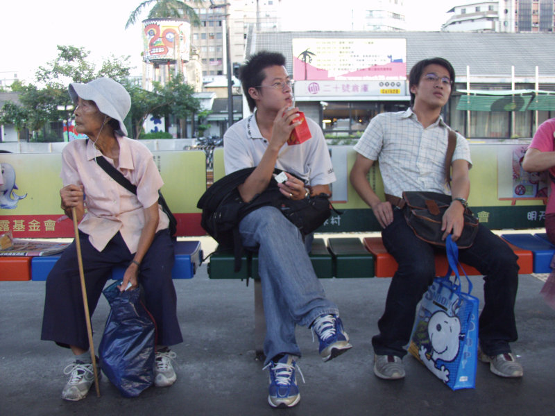 台灣鐵路旅遊攝影台中火車站月台旅客2004年攝影照片357