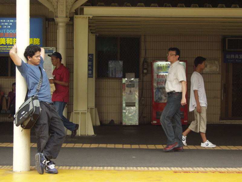 台灣鐵路旅遊攝影台中火車站月台旅客2004年攝影照片366