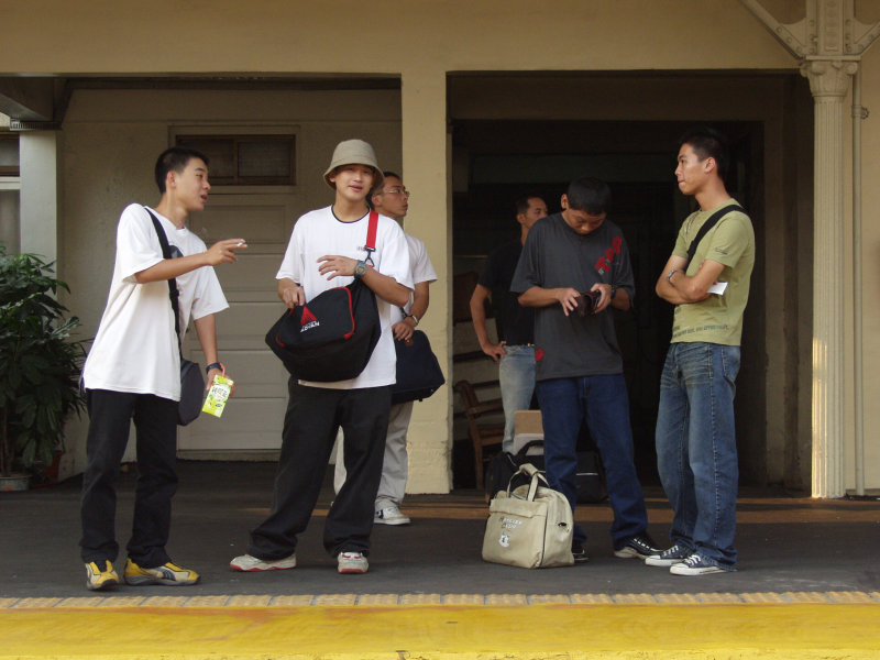 台灣鐵路旅遊攝影台中火車站月台旅客2004年攝影照片370