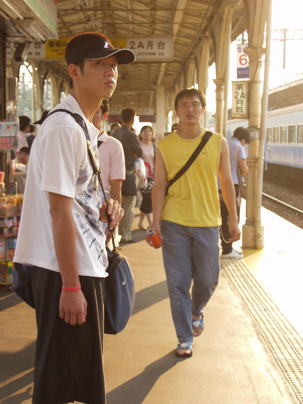 台灣鐵路旅遊攝影台中火車站月台旅客2004年攝影照片372