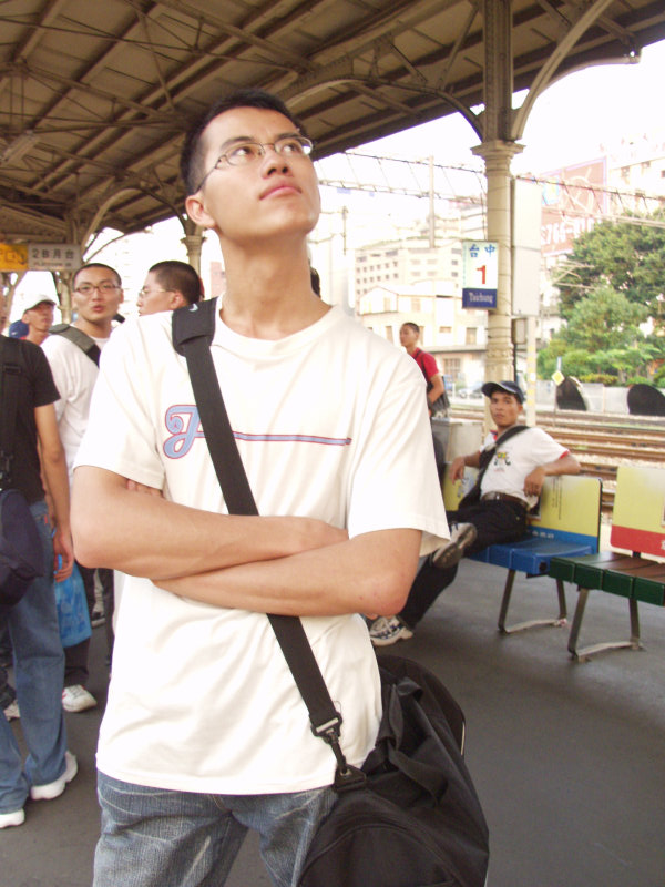 台灣鐵路旅遊攝影台中火車站月台旅客2004年攝影照片376
