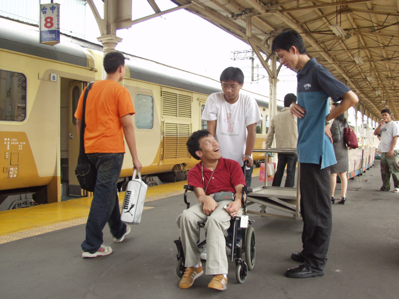 台灣鐵路旅遊攝影台中火車站月台旅客2004年攝影照片381