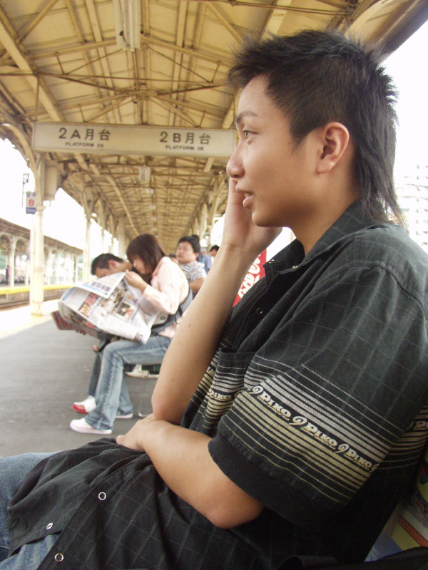 台灣鐵路旅遊攝影台中火車站月台旅客2004年攝影照片384