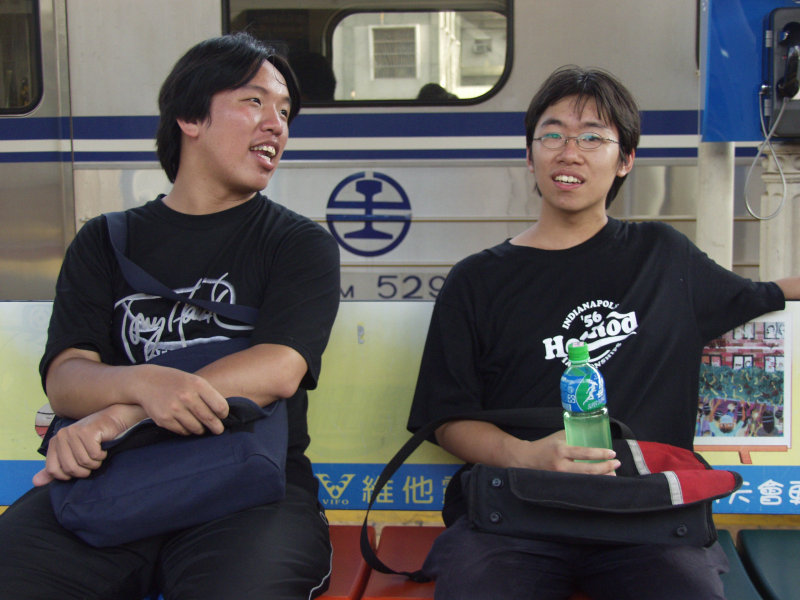 台灣鐵路旅遊攝影台中火車站月台旅客2004年攝影照片404