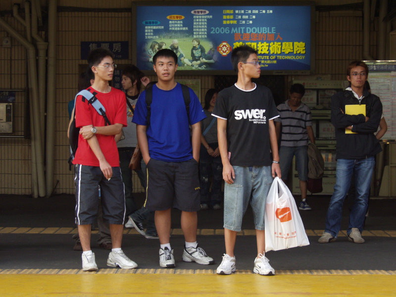 台灣鐵路旅遊攝影台中火車站月台旅客2004年攝影照片420
