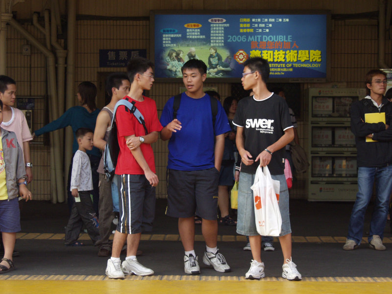 台灣鐵路旅遊攝影台中火車站月台旅客2004年攝影照片421