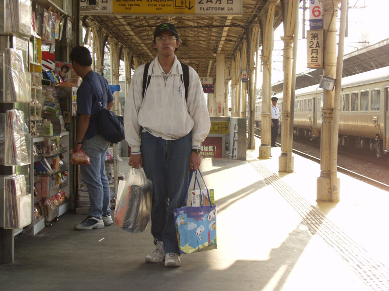 台灣鐵路旅遊攝影台中火車站月台旅客2004年攝影照片422