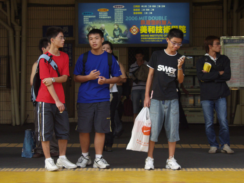台灣鐵路旅遊攝影台中火車站月台旅客2004年攝影照片423