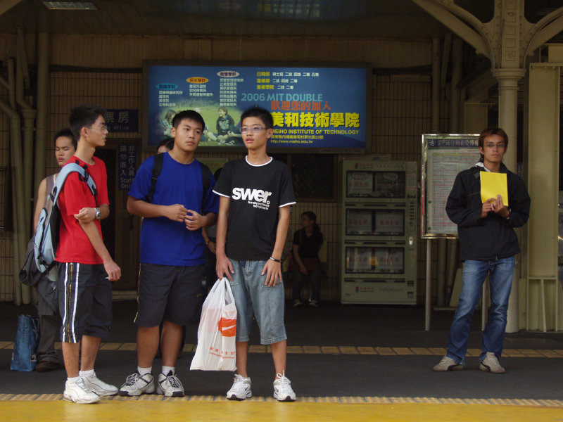 台灣鐵路旅遊攝影台中火車站月台旅客2004年攝影照片424