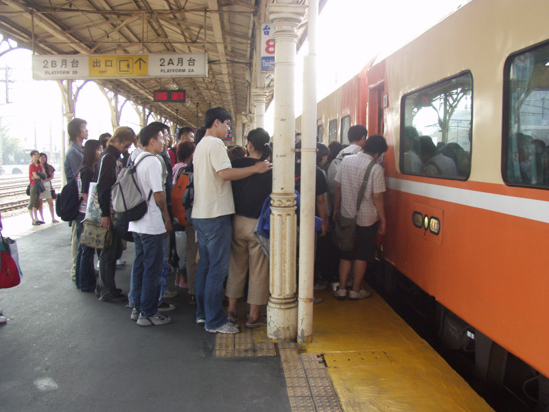 台灣鐵路旅遊攝影台中火車站月台旅客2004年攝影照片439