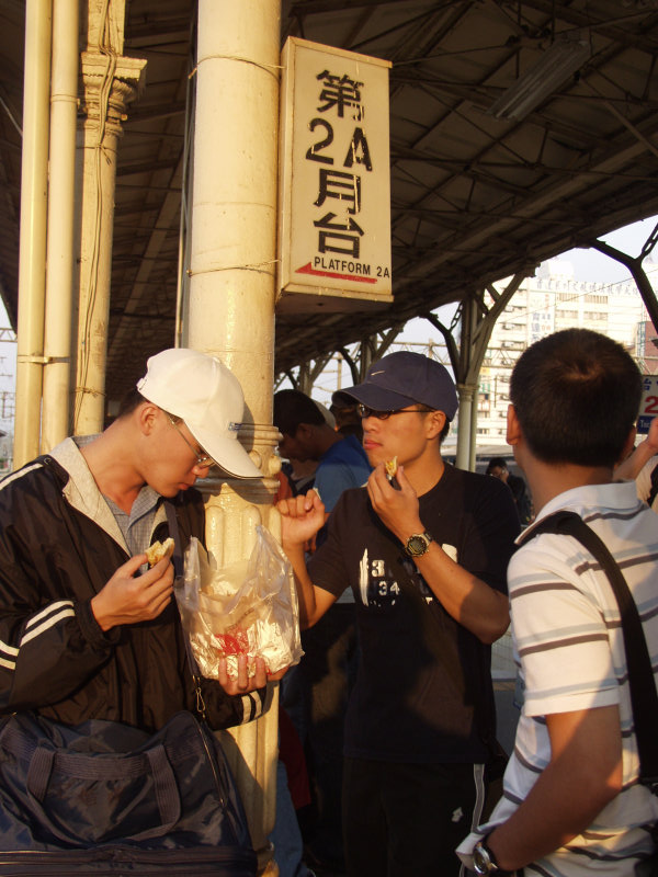台灣鐵路旅遊攝影台中火車站月台旅客2004年攝影照片451