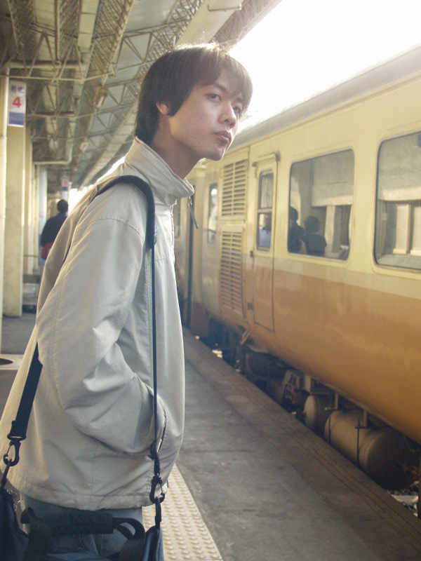 台灣鐵路旅遊攝影台中火車站月台旅客2004年攝影照片471