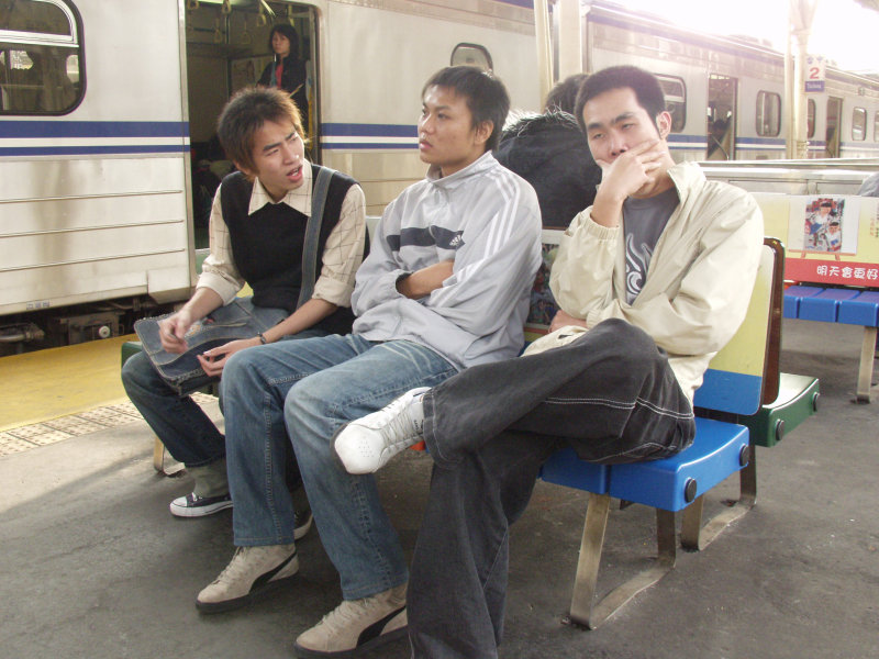 台灣鐵路旅遊攝影台中火車站月台旅客2004年攝影照片474
