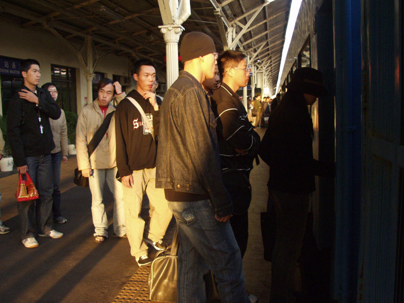 台灣鐵路旅遊攝影台中火車站月台旅客2004年攝影照片495