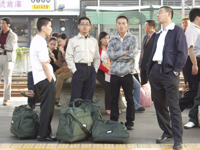 台灣鐵路旅遊攝影台中火車站月台旅客2004年攝影照片500