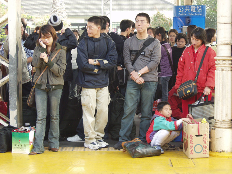 台灣鐵路旅遊攝影台中火車站月台旅客2004年攝影照片501