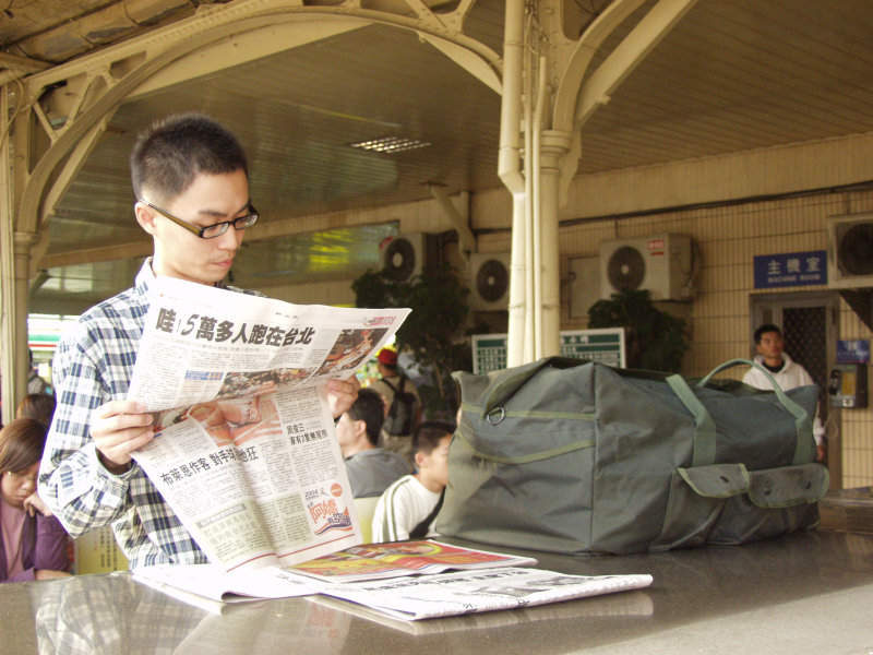 台灣鐵路旅遊攝影台中火車站月台旅客2004年攝影照片502