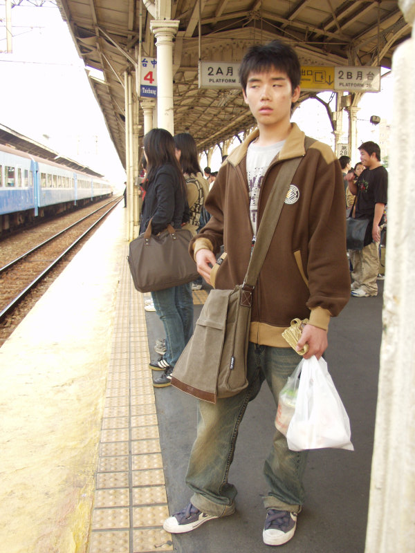 台灣鐵路旅遊攝影台中火車站月台旅客2004年攝影照片508