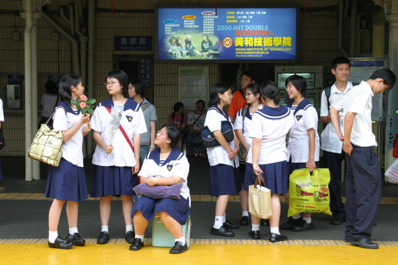 台灣鐵路旅遊攝影台中火車站月台旅客2005年攝影照片2