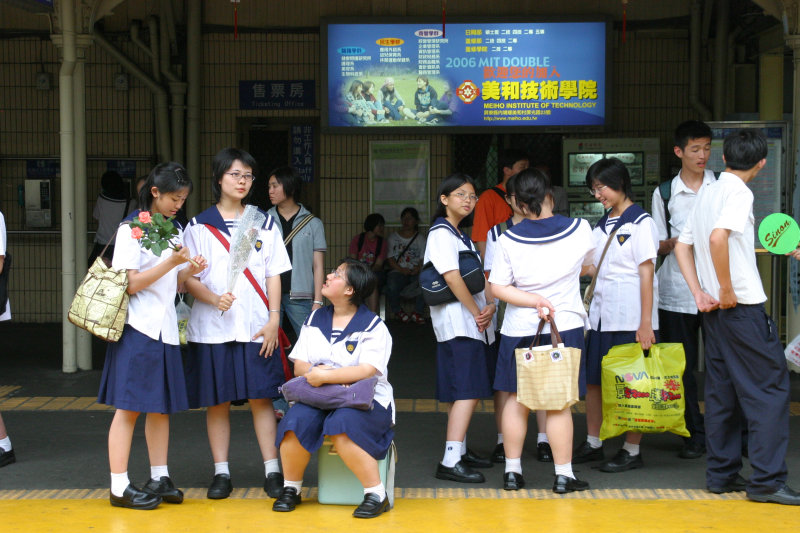 台灣鐵路旅遊攝影台中火車站月台旅客2005年攝影照片3