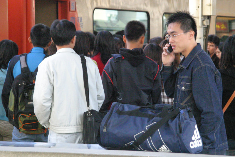 台灣鐵路旅遊攝影台中火車站月台旅客2005年攝影照片8