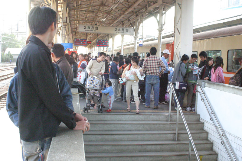 台灣鐵路旅遊攝影台中火車站月台旅客2005年攝影照片9