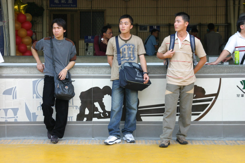 台灣鐵路旅遊攝影台中火車站月台旅客2005年攝影照片13