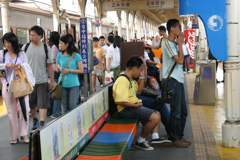 台灣鐵路旅遊攝影台中火車站月台旅客2005年攝影照片22