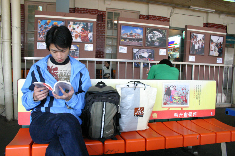 台灣鐵路旅遊攝影台中火車站月台旅客2005年攝影照片32