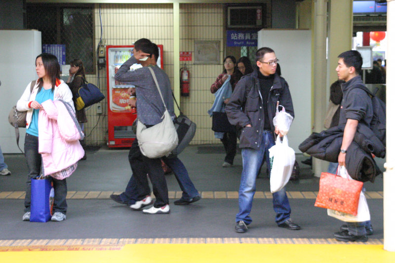 台灣鐵路旅遊攝影台中火車站月台旅客2005年攝影照片49
