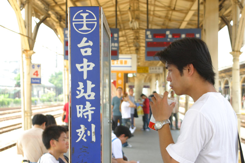 台灣鐵路旅遊攝影台中火車站月台旅客2005年攝影照片56