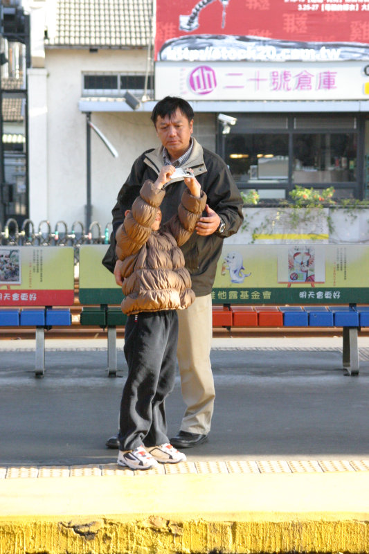 台灣鐵路旅遊攝影台中火車站月台旅客2005年攝影照片74