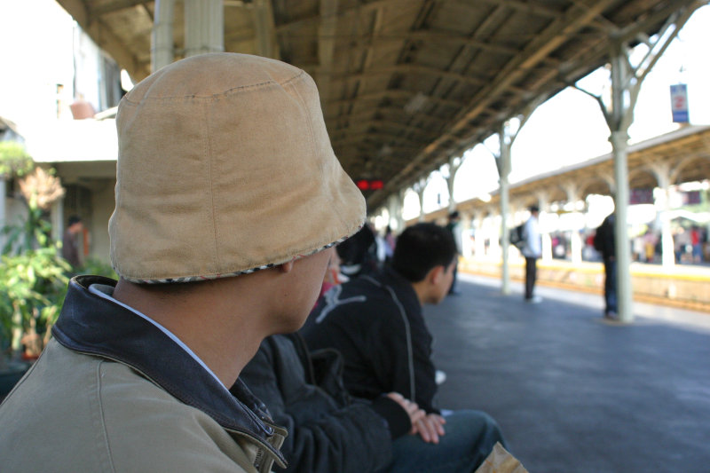 台灣鐵路旅遊攝影台中火車站月台旅客2005年攝影照片77