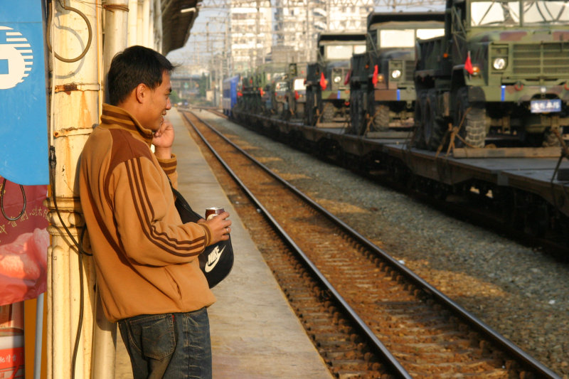 台灣鐵路旅遊攝影台中火車站月台旅客2006攝影照片2
