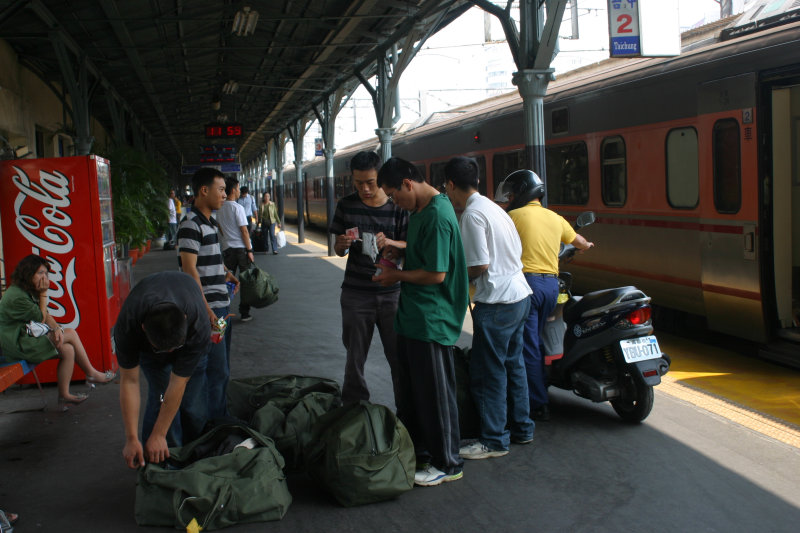 台灣鐵路旅遊攝影台中火車站月台旅客2006攝影照片4