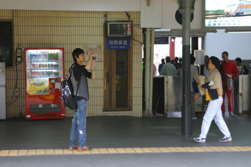 台灣鐵路旅遊攝影台中火車站月台旅客2006攝影照片5