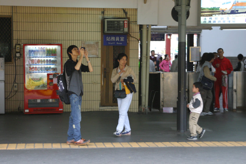 台灣鐵路旅遊攝影台中火車站月台旅客2006攝影照片6
