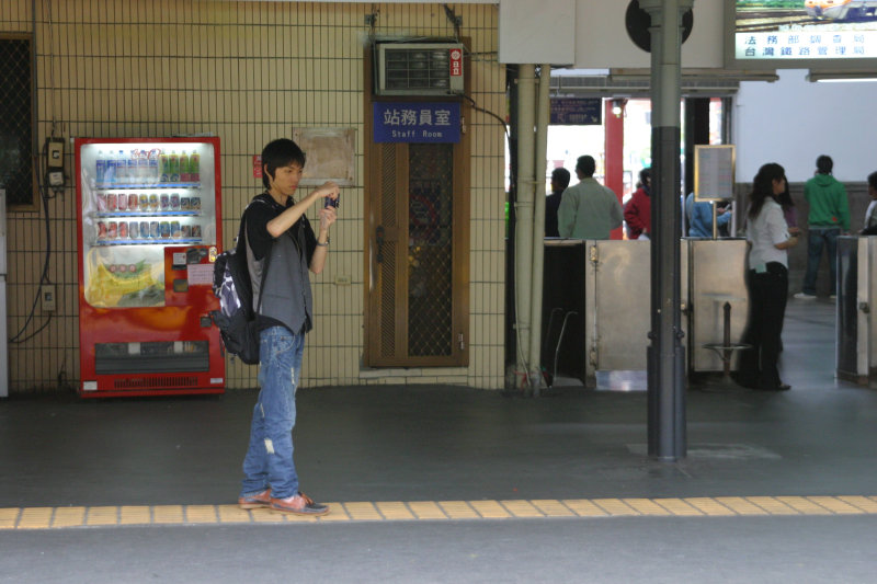 台灣鐵路旅遊攝影台中火車站月台旅客2006攝影照片7