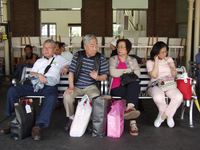 台灣鐵路旅遊攝影台中火車站月台旅客2006攝影照片16