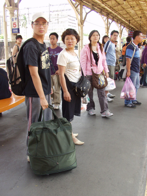 台灣鐵路旅遊攝影台中火車站月台旅客2006攝影照片17