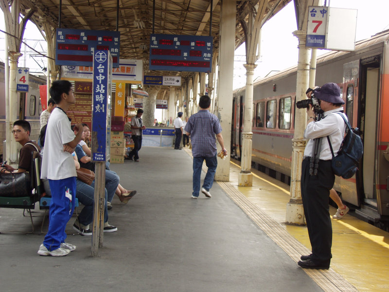 台灣鐵路旅遊攝影台中火車站月台旅客2006攝影照片22