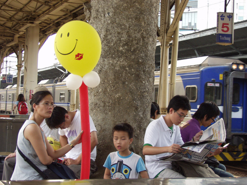 台灣鐵路旅遊攝影台中火車站月台旅客2006攝影照片24