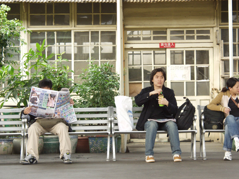 台灣鐵路旅遊攝影台中火車站月台旅客2006攝影照片27
