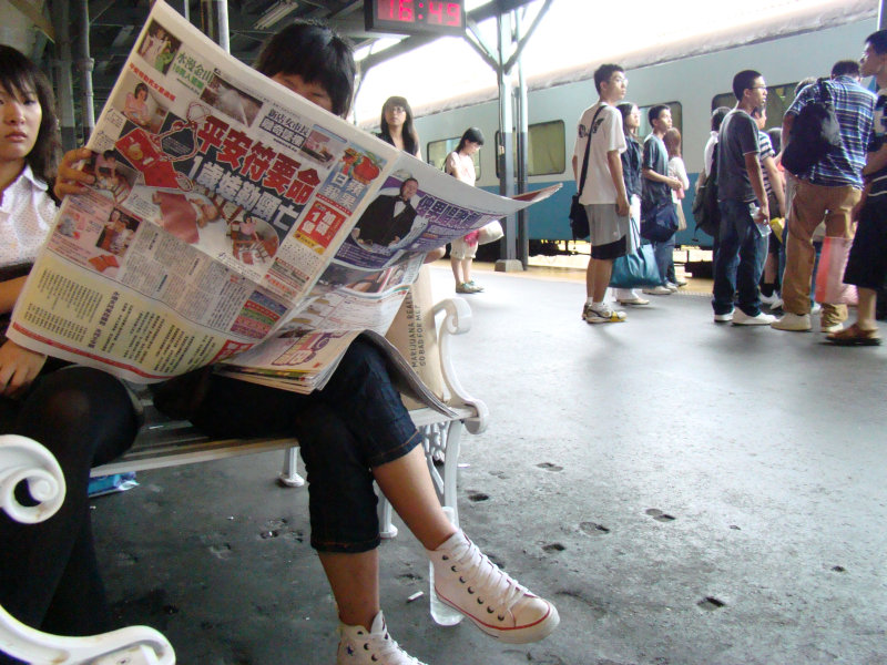 台灣鐵路旅遊攝影台中火車站月台旅客2007攝影照片22