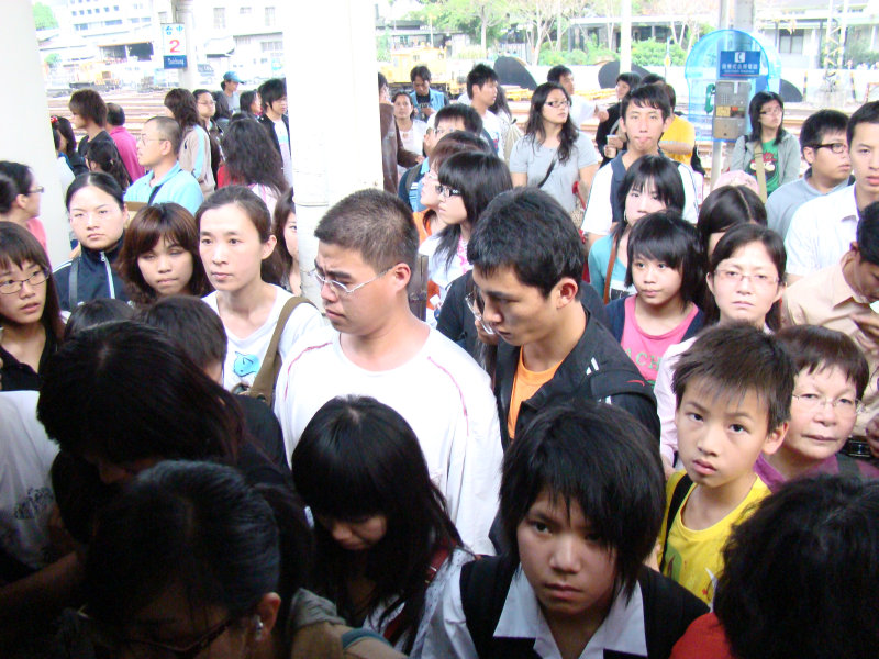 台灣鐵路旅遊攝影台中火車站月台旅客2008攝影照片1