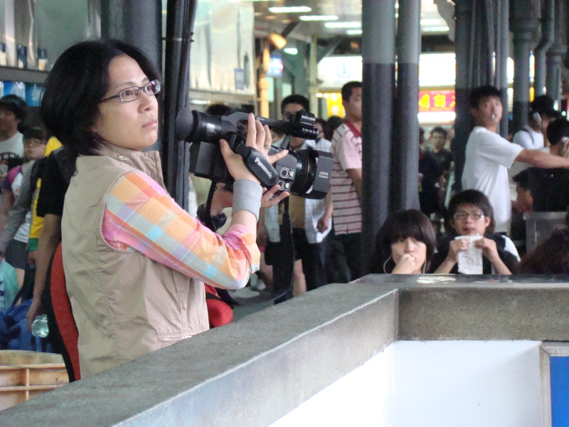 台灣鐵路旅遊攝影台中火車站月台旅客2008攝影照片3
