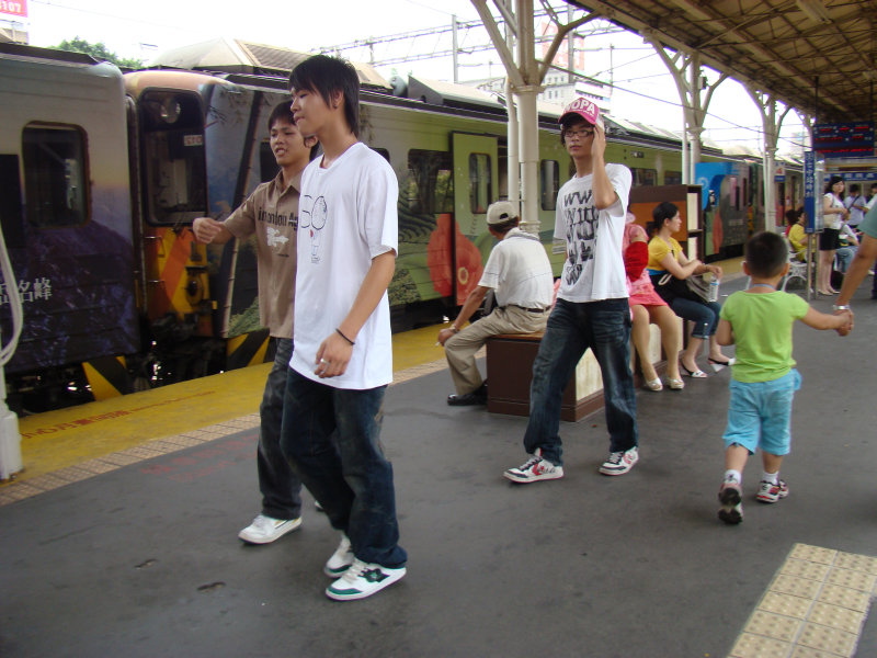 台灣鐵路旅遊攝影台中火車站月台旅客2008攝影照片7