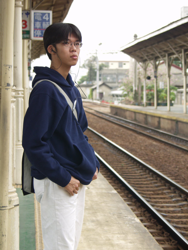台灣鐵路旅遊攝影台中火車站月台旅客特寫2002攝影照片3