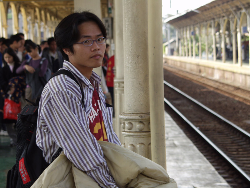 台灣鐵路旅遊攝影台中火車站月台旅客特寫2002攝影照片5