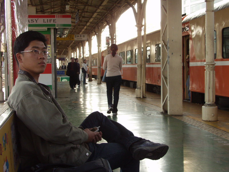 台灣鐵路旅遊攝影台中火車站月台旅客特寫2002攝影照片6
